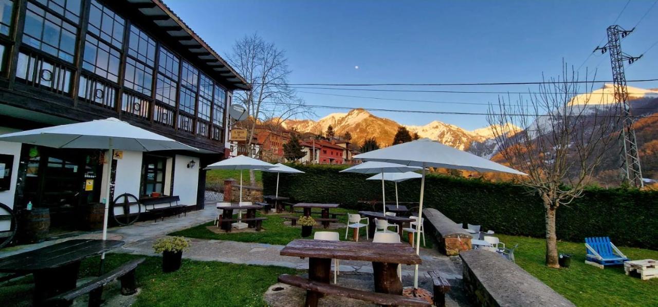 Hotel Restaurante La Carasca Orlé Exteriör bild